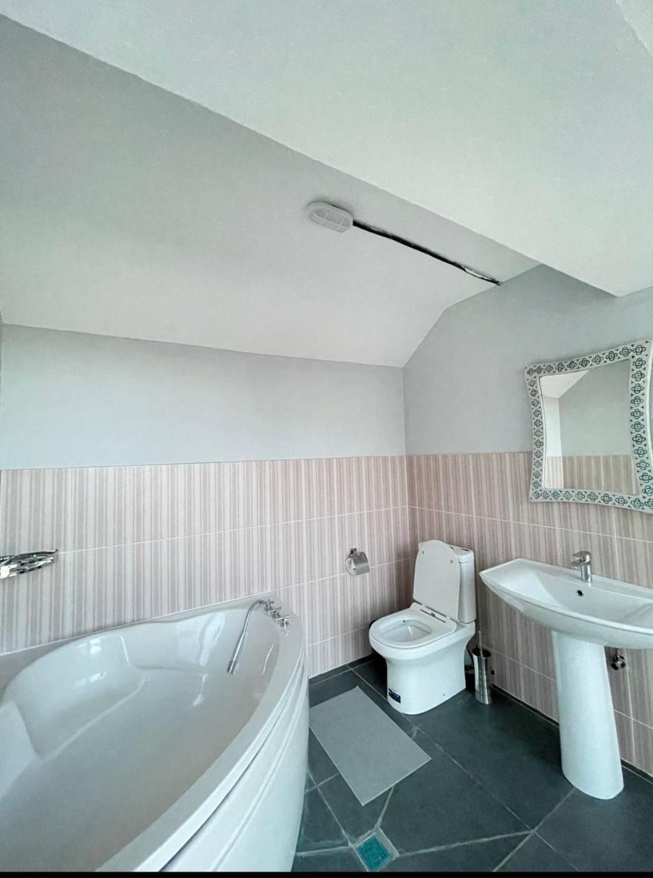 Local Hotel Ташкент Екстериор снимка